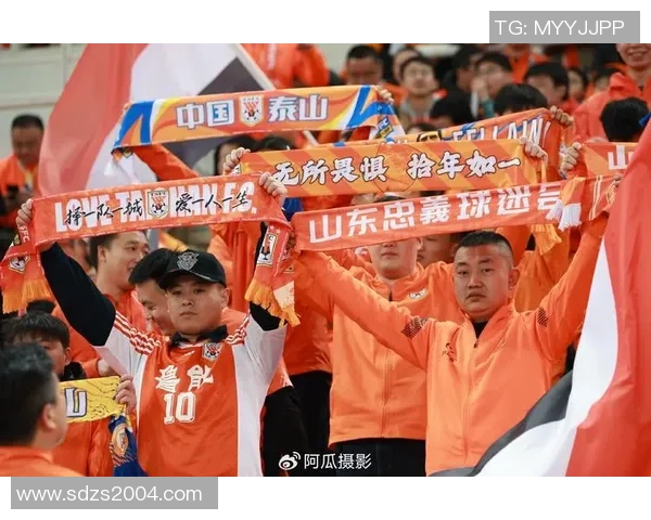 足球巨星现身看台制造惊喜瞬间热情球迷欢呼感动全场