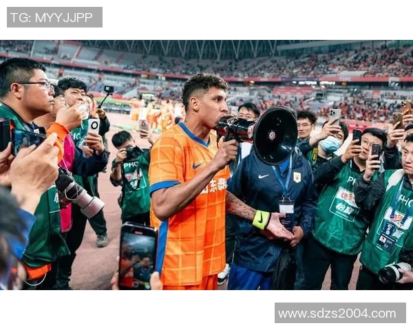 退役足球明星因恶劣犯规被红牌罚下场 赛后回应引发广泛热议